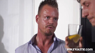 Private - Jolee Love két bránert kap