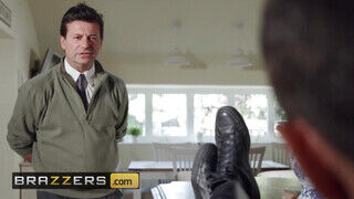 Brazzers - Stacey Saran lovagol a hatalmas faszon