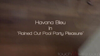 Havana Bleu várja a méretes kukacot