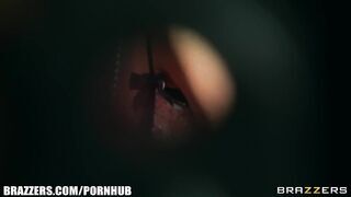 Alena Croft a luvnya világos szőke táncosnő