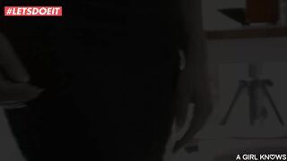 Tini fullos tinédzser lányok kényeztetik egymást