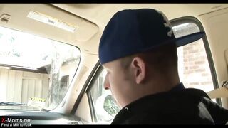 Öreg picsa tinédzser manussal hancúrozik