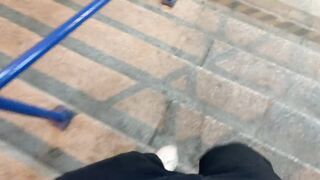 Tini csajszi pénzért szop az utcán