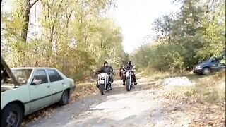 Világos Szőke ribancot kettyintenek meg a motoros pasik
