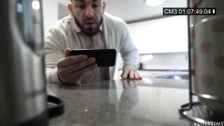 Az óriás cickós bejárónő megdöngetve