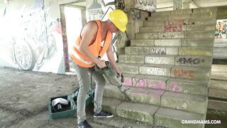 Óriási csöcsű érett nő kamatyol a melóssal