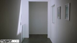 Karla Kush segge befogadja a farkat