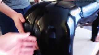 Latex ruhás anyukát popsiba közösülnek