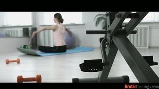 Jogázó zsenge macát dug popóba az edő