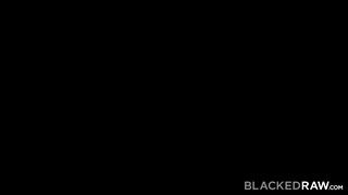BlackedRaw - Oxana Chic zsenge lány rábukik a faszra