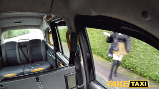 Fake Taxi - Szoknyás tinédzser szuka a taxissal kamatyol