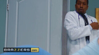Brazzers - Nina Dee popóját a doktor dugja
