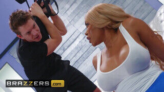 Brazzers - Moriah Mills a gigantikus picsájú csoki szuka