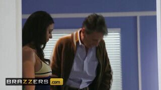 Brazzers - Danni Rivers idősebb pasassal közösül