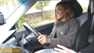 Fake Driving School - Sofia Lee az óriás tőgyes gádzsi