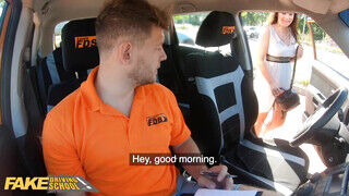 Fake Driving School - Little Eliss kupakol az oktatóval