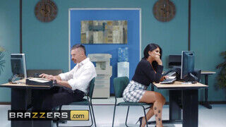 Brazzers - A csinos Romi Rain az irodában kupakol