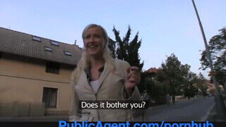 PublicAgent - Vicktoria Redd a kocsiban kupakol