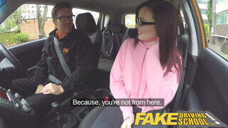 Fake Driving School - amerikai csajszika megrakva