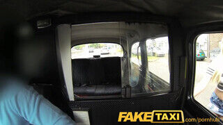 FakeTaxi - piros tornacipős gádzsi hátsó nyílásba kéri