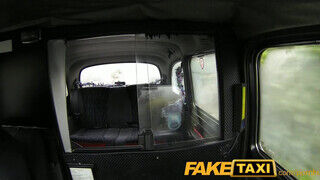 FakeTaxi - a seggnyalásért plusz pénzt fizetek