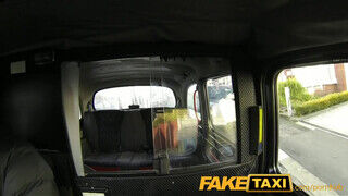 FakeTaxi - angol világos szőke buxa istenien cidázza a hímvesszőt