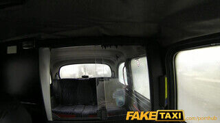 FakeTaxi - tetovált nőci megbaszva a hátsó ülésen