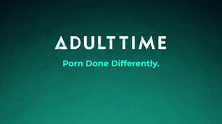 ADULT TIME - kopasz csoki szuka kinyalja a csaját