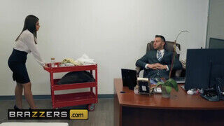 Brazzers - Ella Knox az óriás tőgyes latina lány
