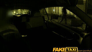 FakeTaxi - Olasz csajszika a taxiban kefél