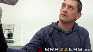 Brazzers - Abigail Mac és Cherie Deville osztoznak a brén