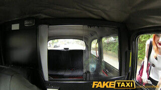 FakeTaxi bűbájos vörös pipi extra kannákkal