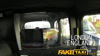 FakeTaxi világos szőke macát nem nagyon zavarja az idősebb bőrös virsli
