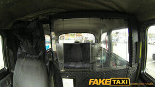FakeTaxi kanos kis csajt meglepetés éri a hátsó ülésen