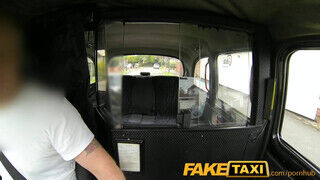 FakeTaxi 26 éves csajszinak nem elég a gigantikus hímvessző