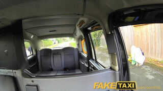 FakeTaxi segítőkész világos szőke lábbal is megbassza a taxist