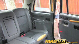 FakeTaxi vékony világos szőke pipi keményen kedveli csinálni