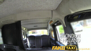 FakeTaxi félvér szuka meztelenül