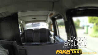 FakeTaxi nyald ki a bulkeszom és megmutatom a csöcsömet