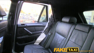 FakeTaxi világos szőke csajjal az autópálya mellett