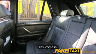 FakeTaxi kívánatos pipi csattogó csöcsökkel