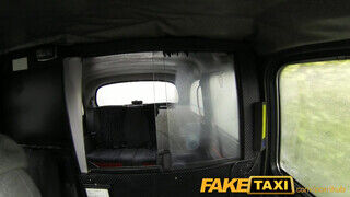 FakeTaxi félénk nőci extra pénzt szerez