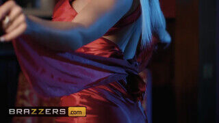 Brazzers - Blanche Bradburry hátsójába behatolnak