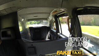 FakeTaxi amerikai félvér bige szexelni akar