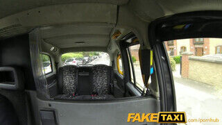 FakeTaxi - londoni túrista úgy kamatyol mint egy profi