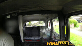 FakeTaxi vörös hajú lány idősebb faszra bukik