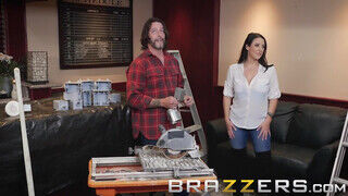 Brazzers - Angela White popsiját a melós döngeti