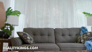 Reality Kings - Charlotte Sins és Paisley Paige a repedtsarkú sulis csajok