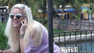 Mofos - Halle Von muffjába beverik gondosan