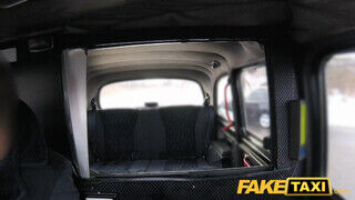 Fake Taxi termetes pinájú csajszi zokniban kúr